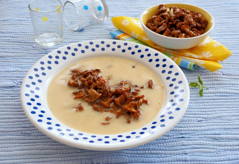 Erdäpfelsuppe mit Waldpilzen