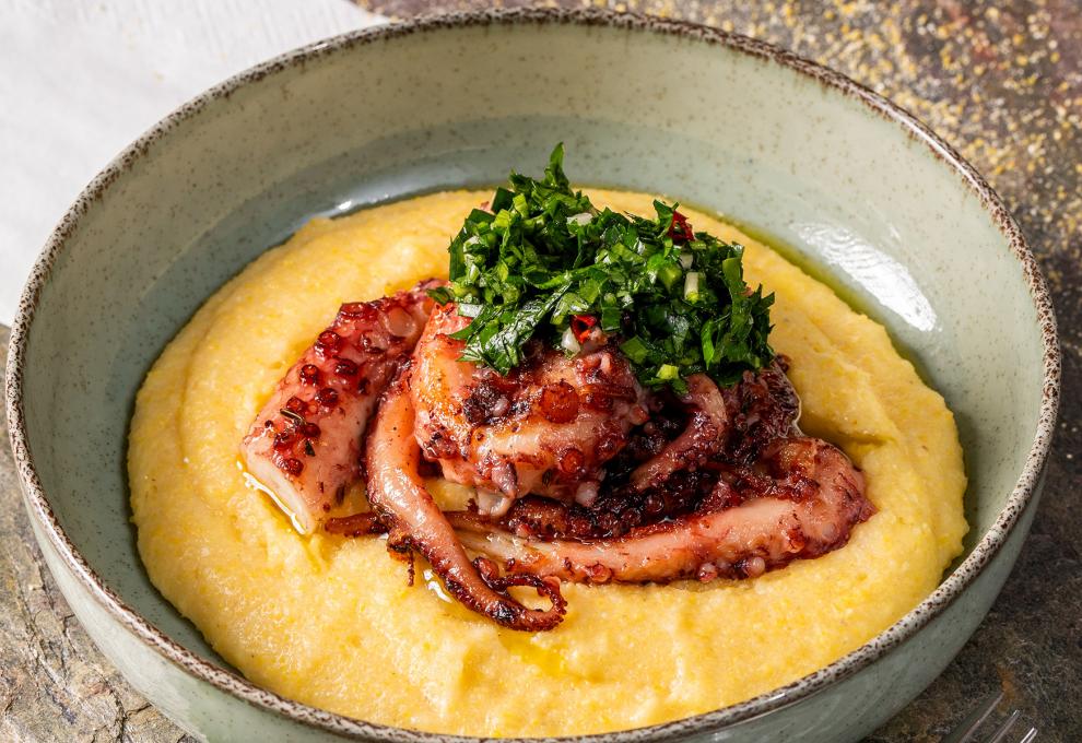 Gegrillter Oktopus mit Gremolata und Thymianpolenta
