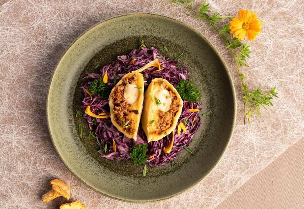 Erdäpfelknödel mit Eierschwammerlfülle