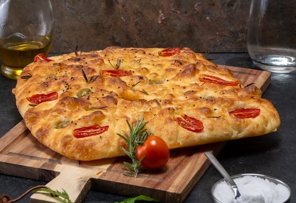 Focaccia mit Oliven und Kirschparadeisern 