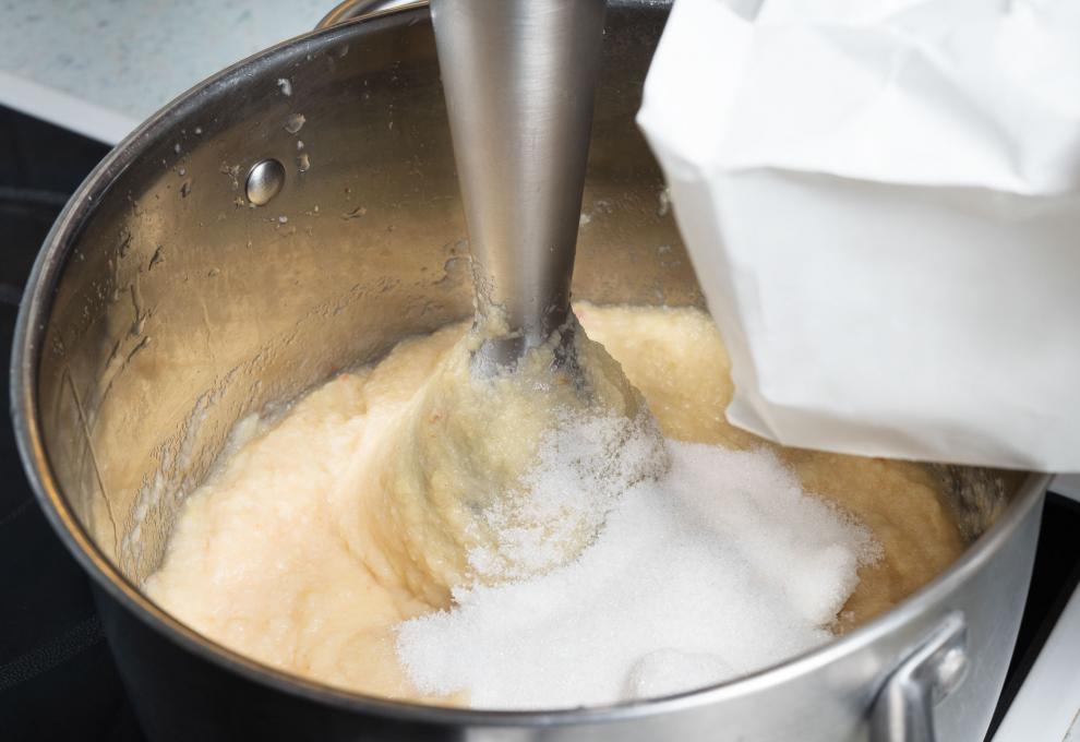 Quitten mit Zucker und Zitrone einkochen