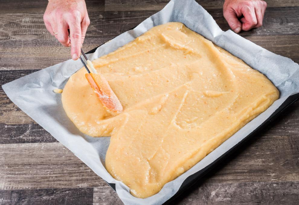 Quittenmus zum Trocknen aufstreichen 