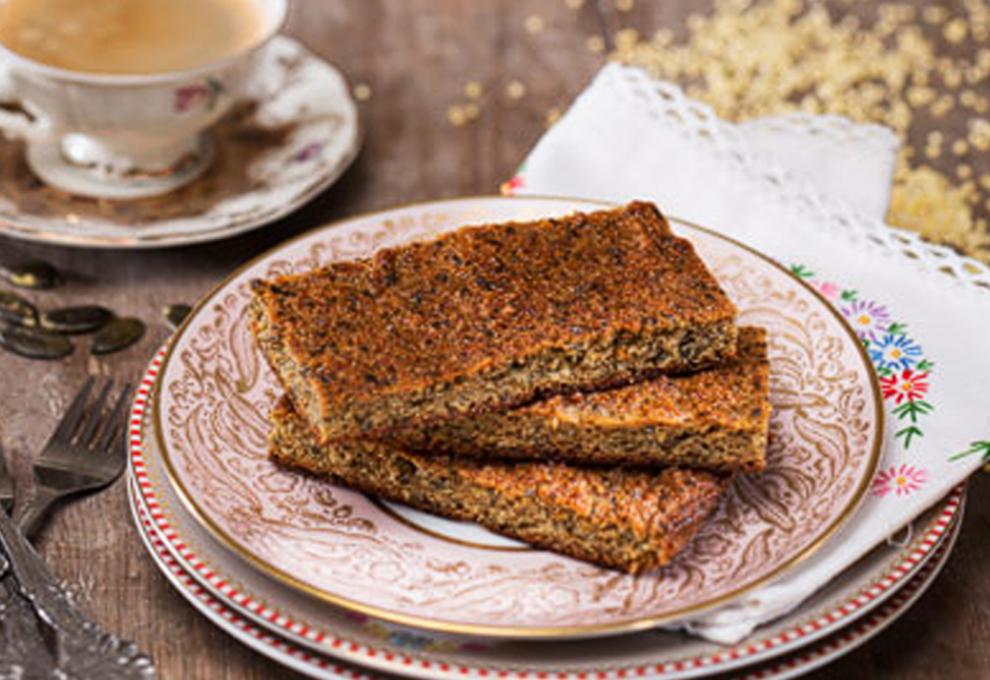 Apfelschnitten mit Zwieback und Hirse