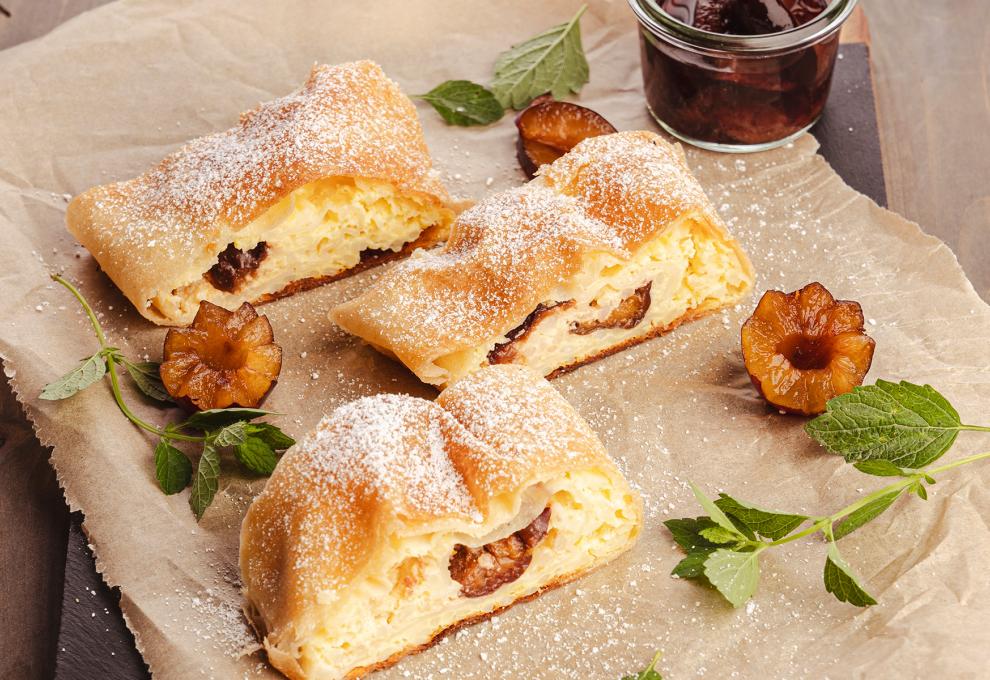 Milchreis-Topfen-Strudel mit Rotweinzwetschken