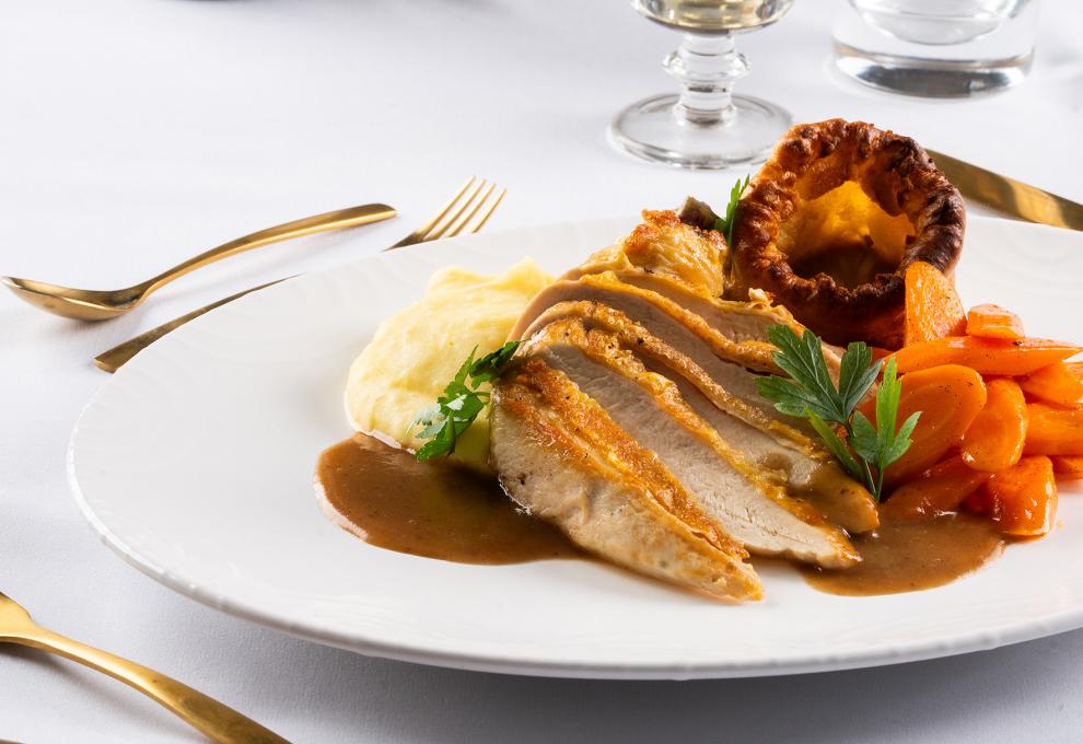 Gebratene Hühnerbrust mit Yorkshire Pudding