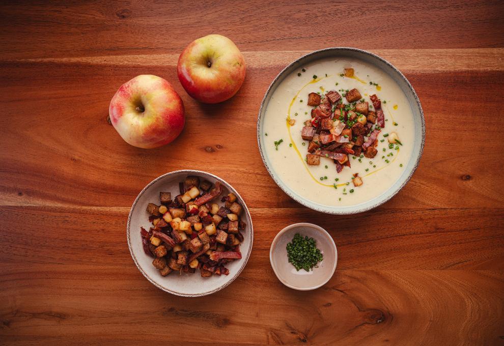 Erdäpfel-Apfel-Suppe mit knusprigem Topping