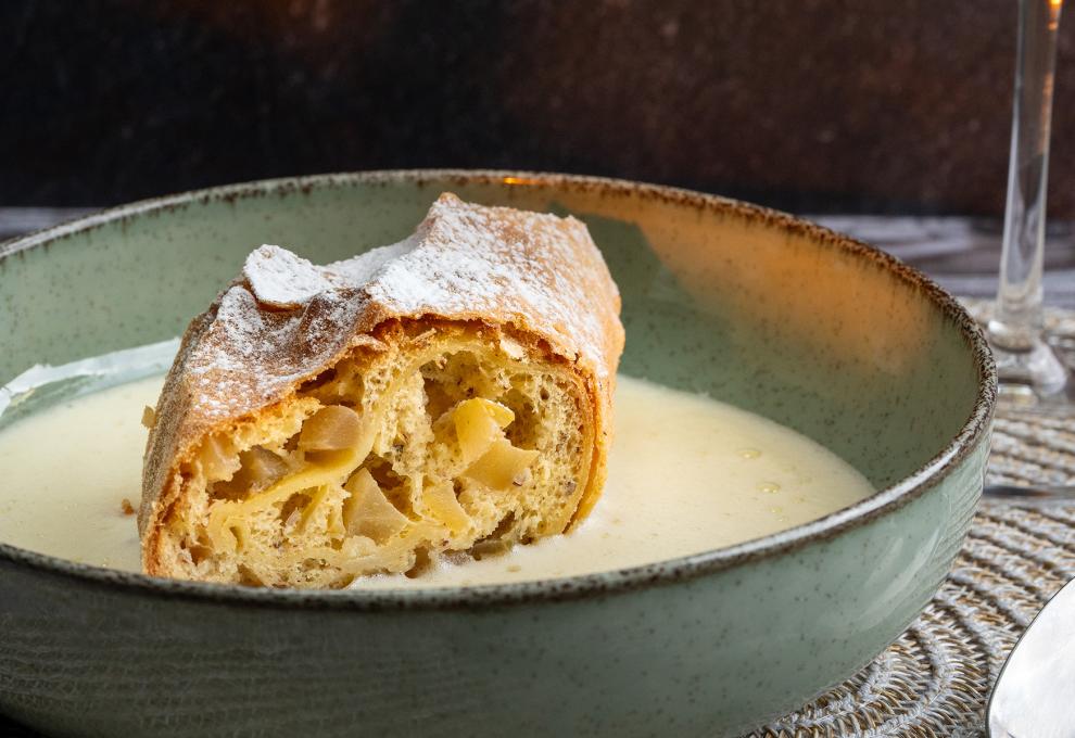 Kremstaler Strudel mit Weincreme