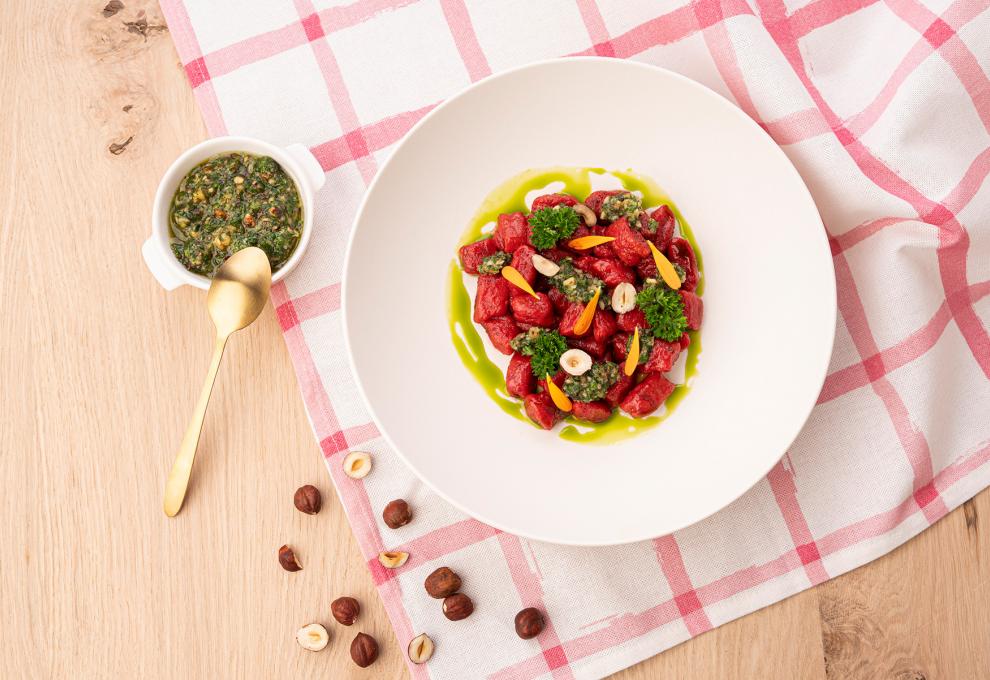 Rote-Rüben-Gnocchi mit Nusspesto