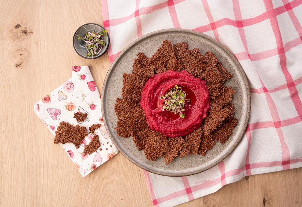 Rote-Rüben-Hummus mit Leinsamencrackern
