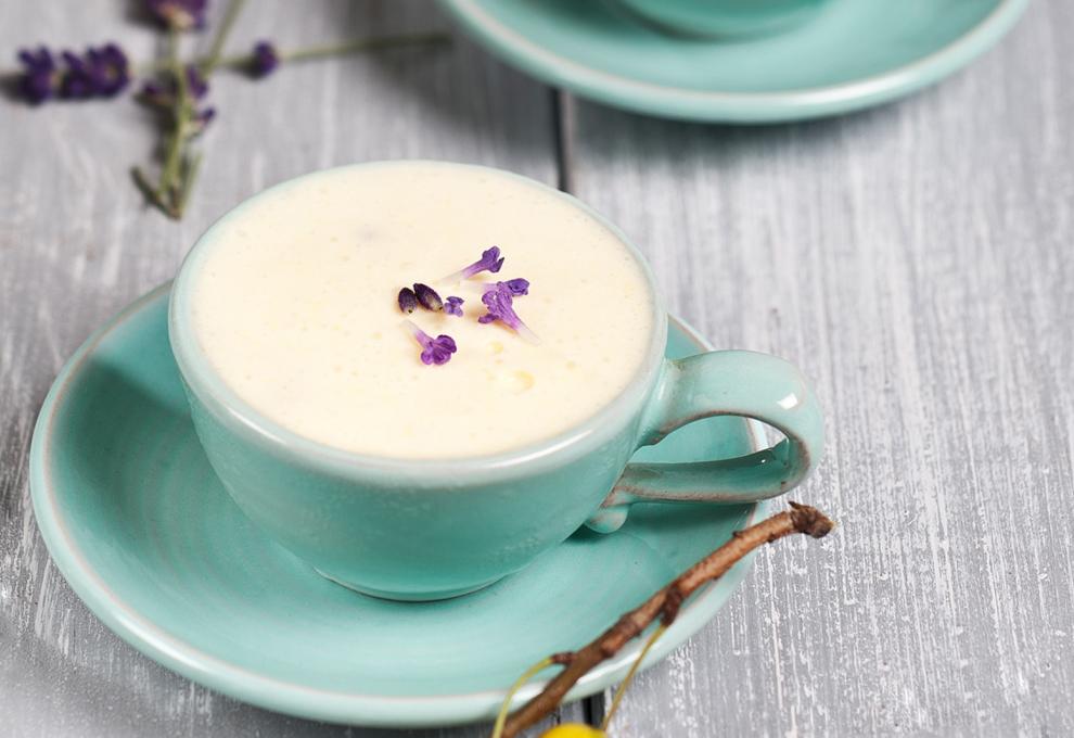 Gelbe Mirabellen-Creme mit Lavendel