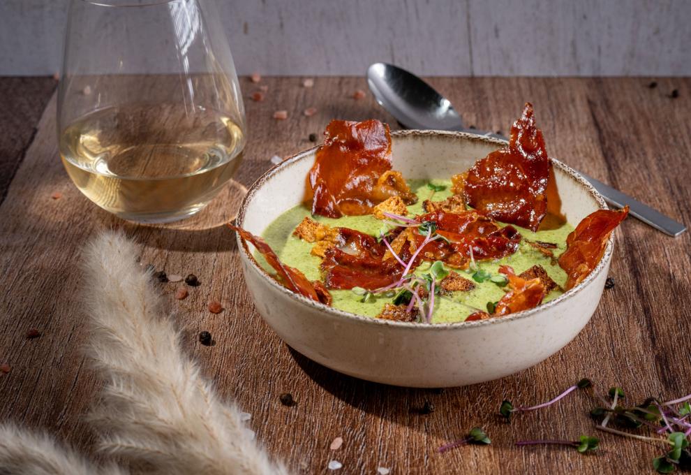 Bärlauchcremesuppe mit Vulkanlandschinkenchips
