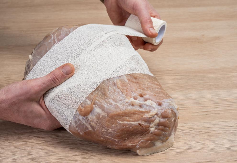 Osterschinken zusammenbinden