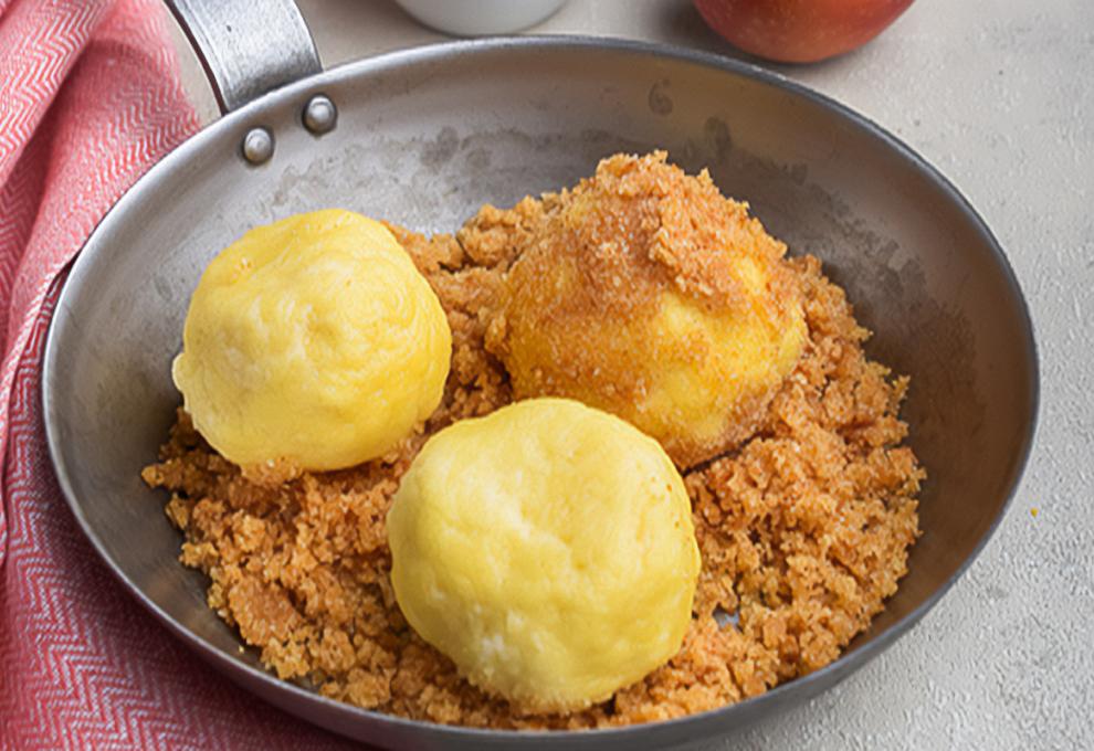 Topfenknödel mit Mandelbröseln und Apfelkompott