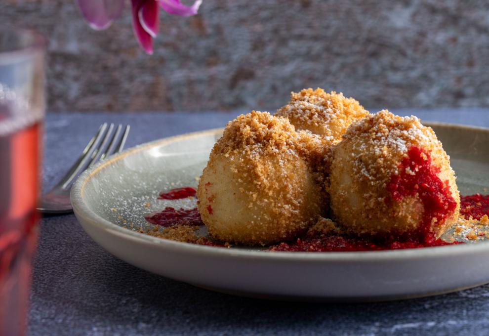 Topfenknödel mit Striezelbröseln und Beerenragout
