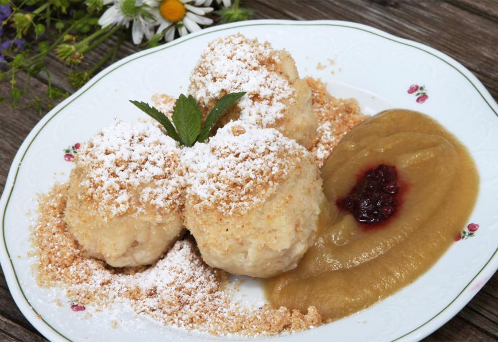 Knödel aus Bröseltopfen