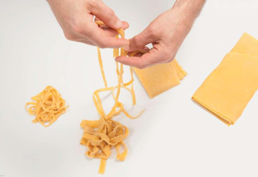 Nudelteig zu Nesten formen