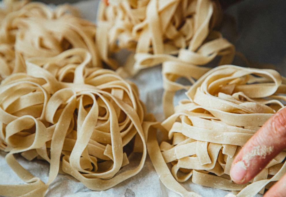 Nudelteignester aus selbst gemachtem Nudelteig