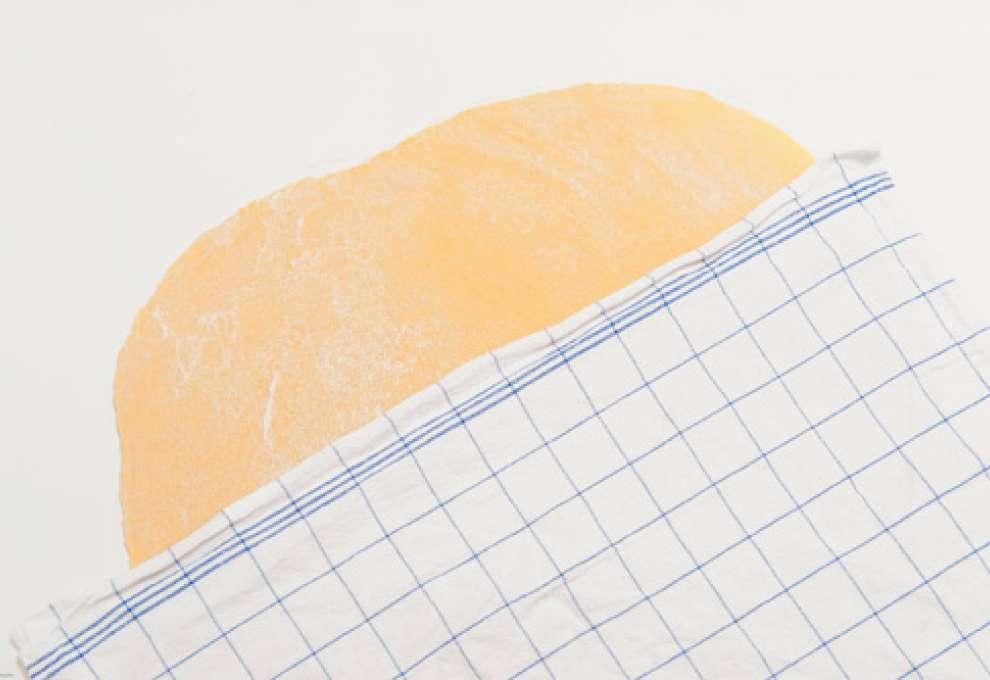 Teigplatte unter Geschirrtuch rasten lassen