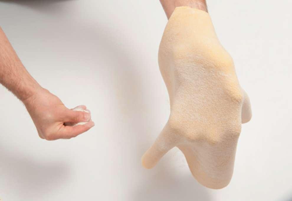 Bemehlter Teig wird mit Händen verarbeitet