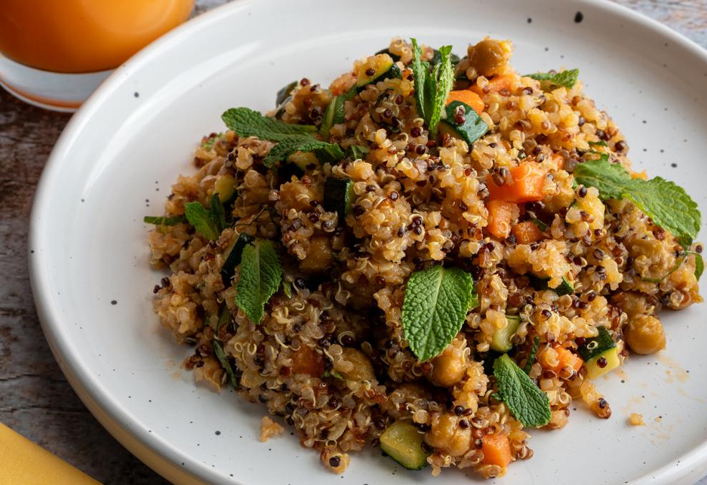 Quinoasalat mit Kichererbsen und Minze