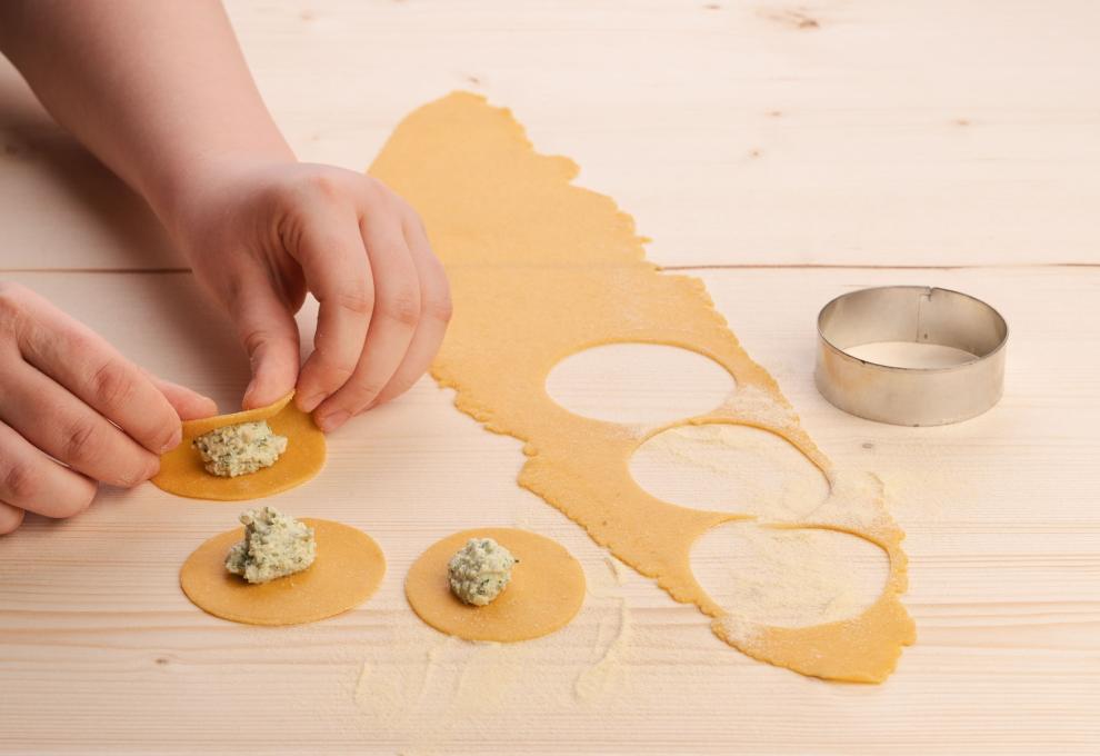 Auf die Nudelteigkreise die Fülle setzen