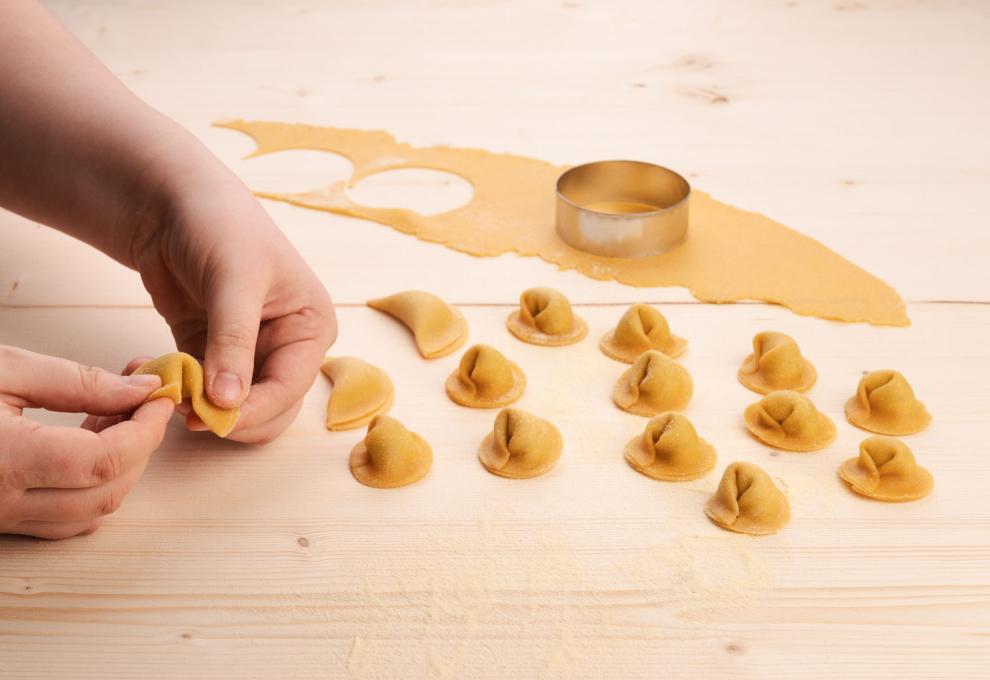 Die Nudelteigkreise zu Tortellini zusammenfalten
