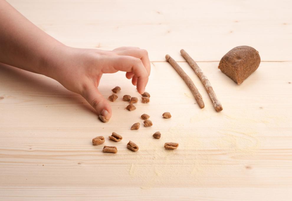 Die Stücke mit dem Daumen ausstreichen