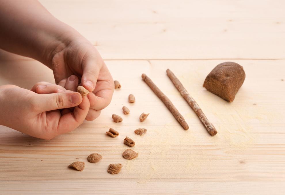 Die Nudelteigstücken nun noch zu Öhrchen umbiegen