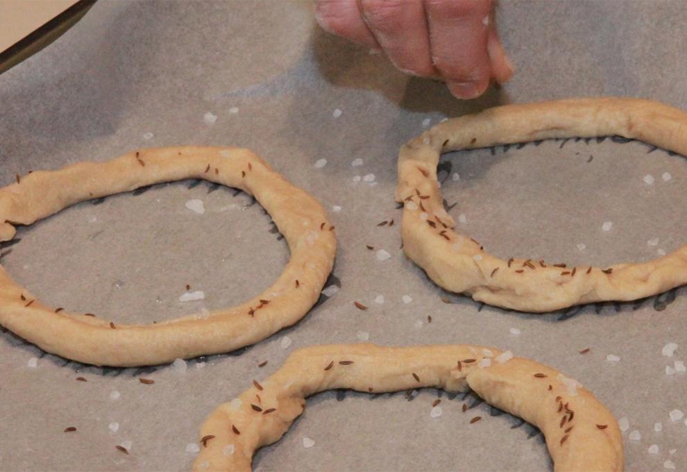 Die Fastenbeigl mit Kümmel und Meersalz bestreuen