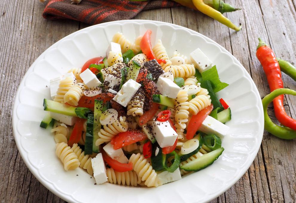 Nudelsalat mit Ziegenkäse, Gemüse und Mohn