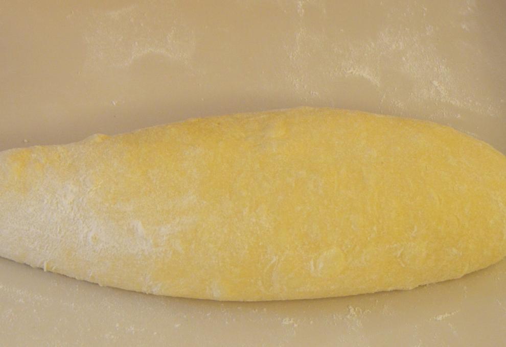 Teig zu einem Kegel formen