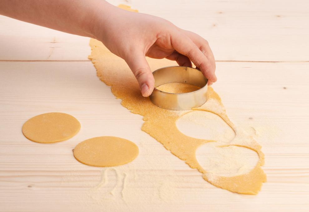 Aus dem Nudelteig Kreise für Tortellini ausstechen