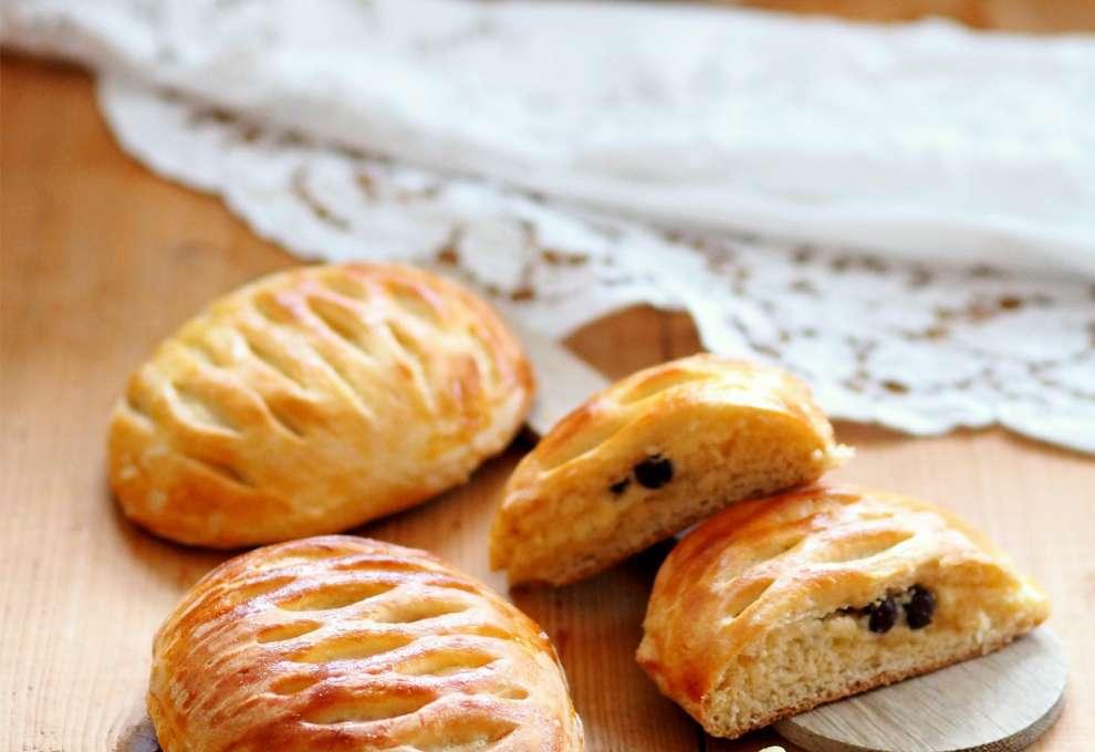 Fertig gebackene Topftentaler mit Gittermuster auf Holzbrett