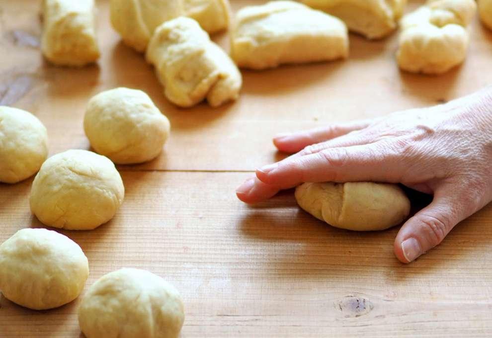 Teiglinge auf Holzbrett