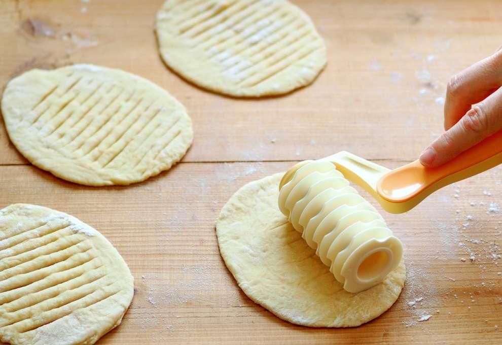 Ausrollen und einschneiden von Teiglingen