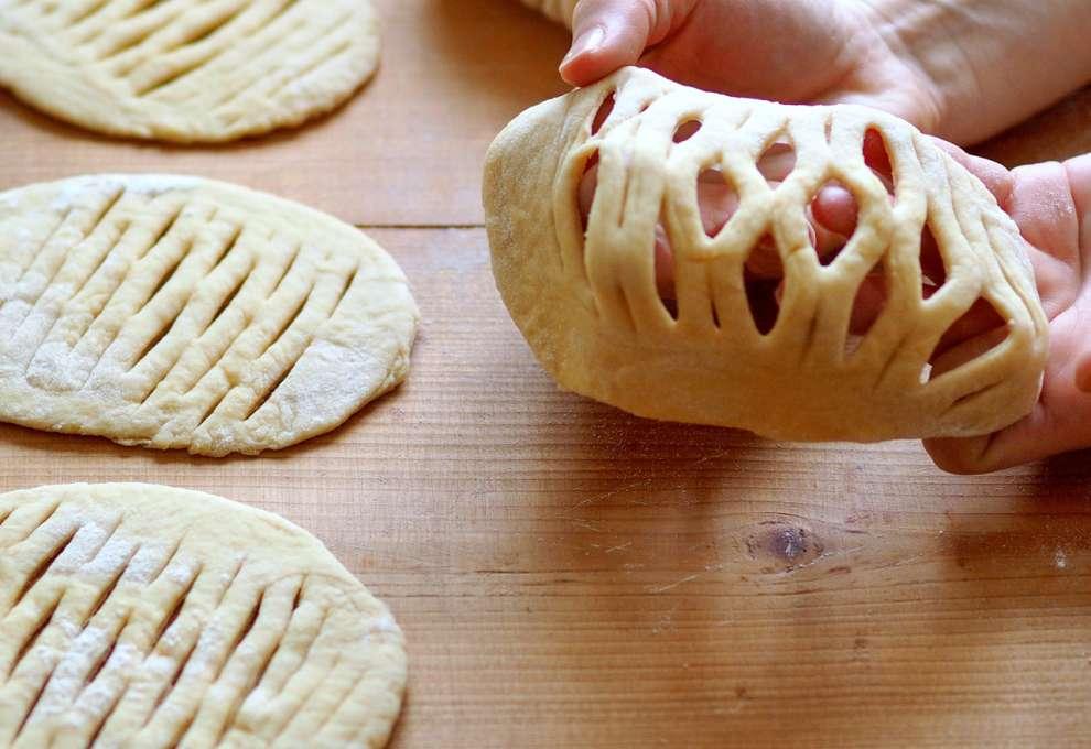 ovale Teiglinge mit Gittermuster