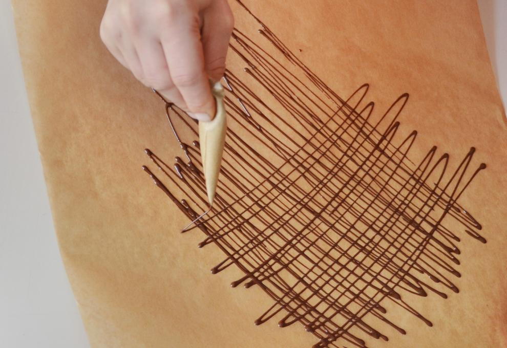 Schoko dünn auf Backpapier auftragen mit Stanitzel