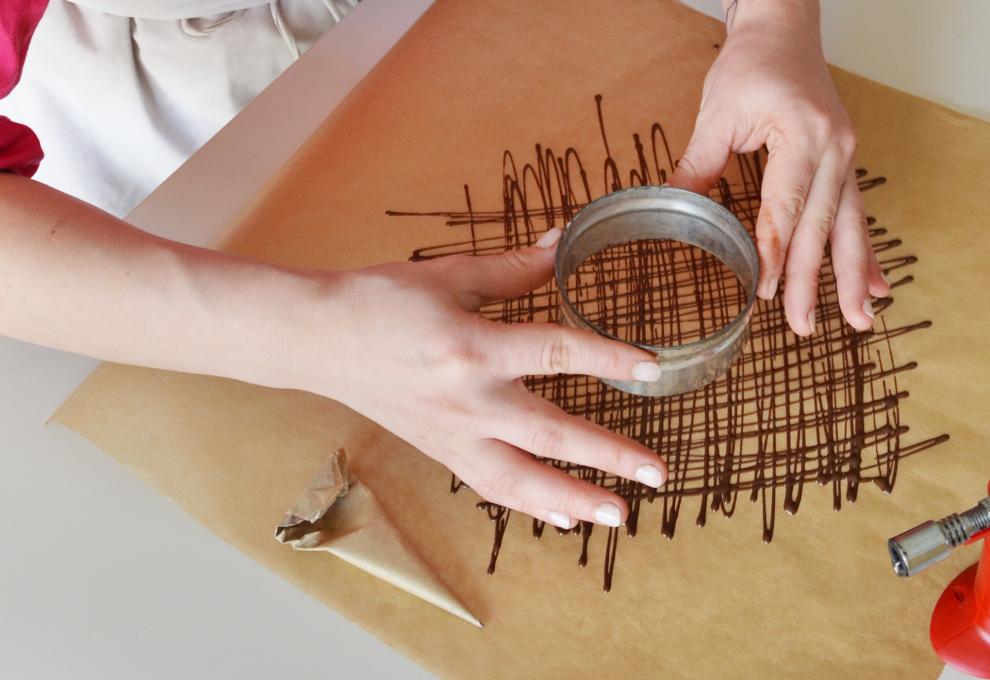 Schokodekor auf Backpapier mit Ring ausstechen