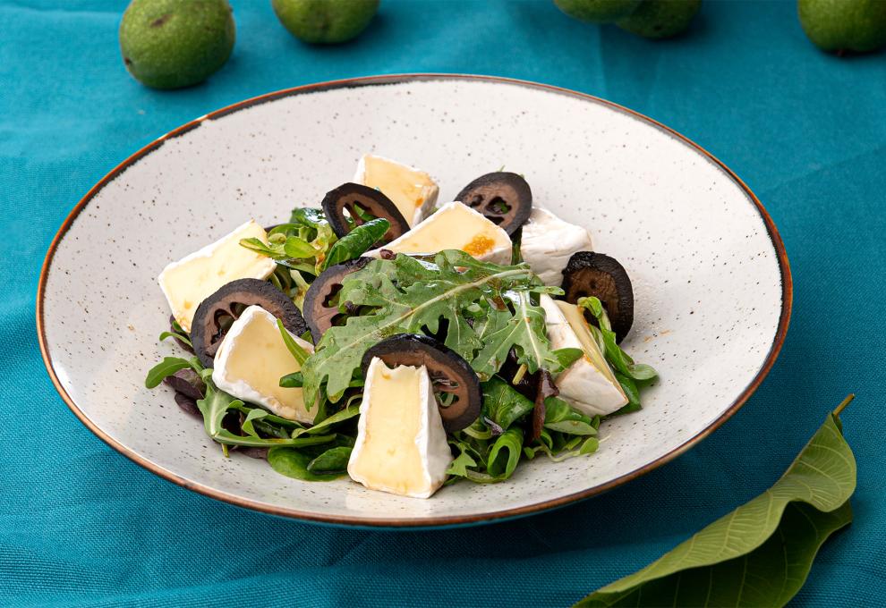 Blattsalat mit Käse und schwarzen Nüssen