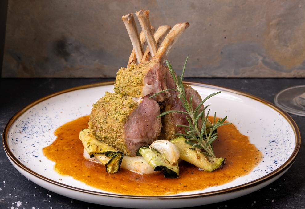 Lammkrone mit Lavendel-Kräuter-Kruste