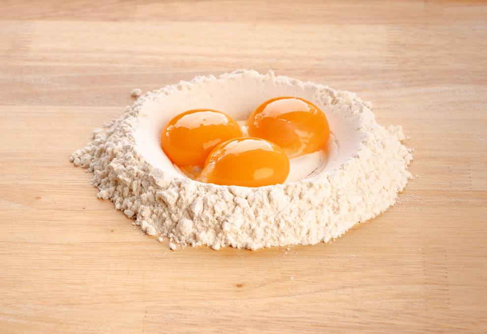 Eier und Mehl für Nudelteig vermengen