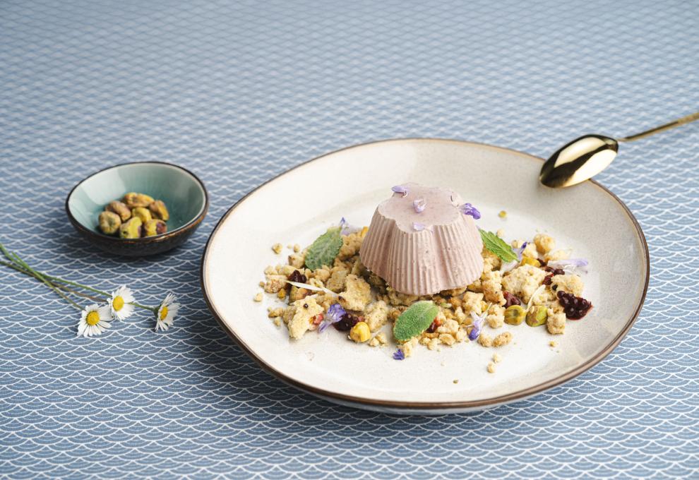 Pistazieneis mit Brombeeren
