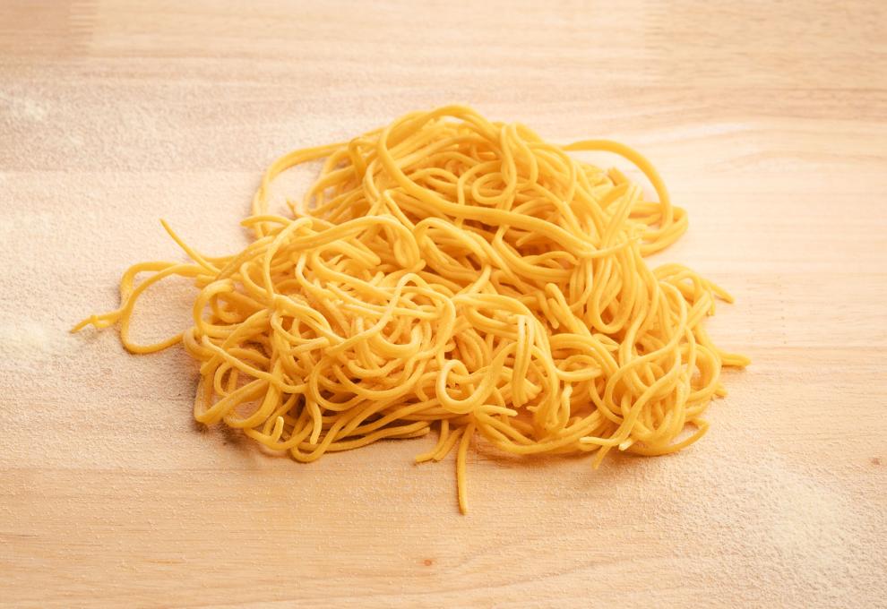 Eiernudeln zu Spaghetti schneiden