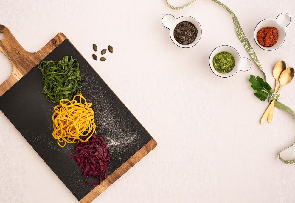 Eiernudeln und bunte Nudeln mit Pesto