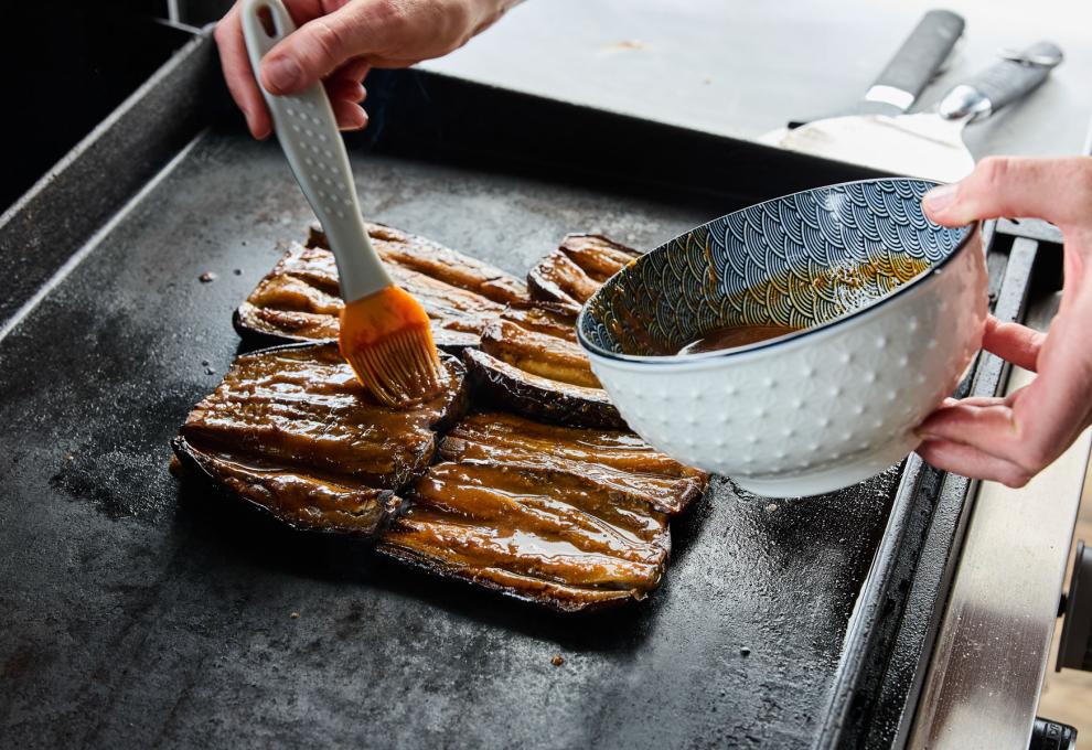 Melanzani mit Marinade bestreichen
