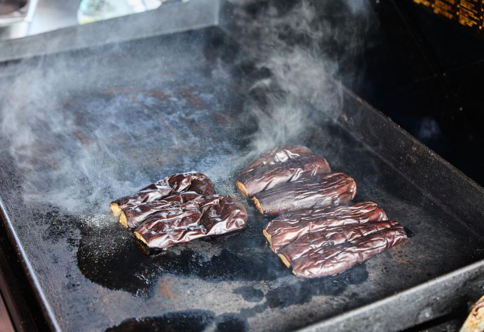 Melanzani auf der Anschnittseite angrillen