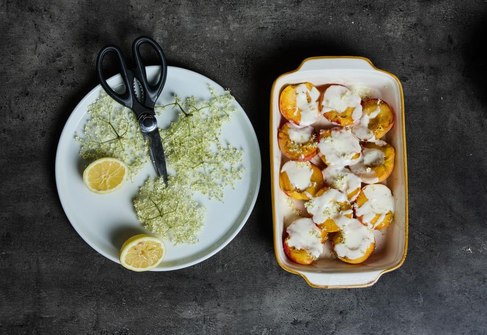 Gegrillte Pfirsiche mit Holler-Zitronen-Joghurt