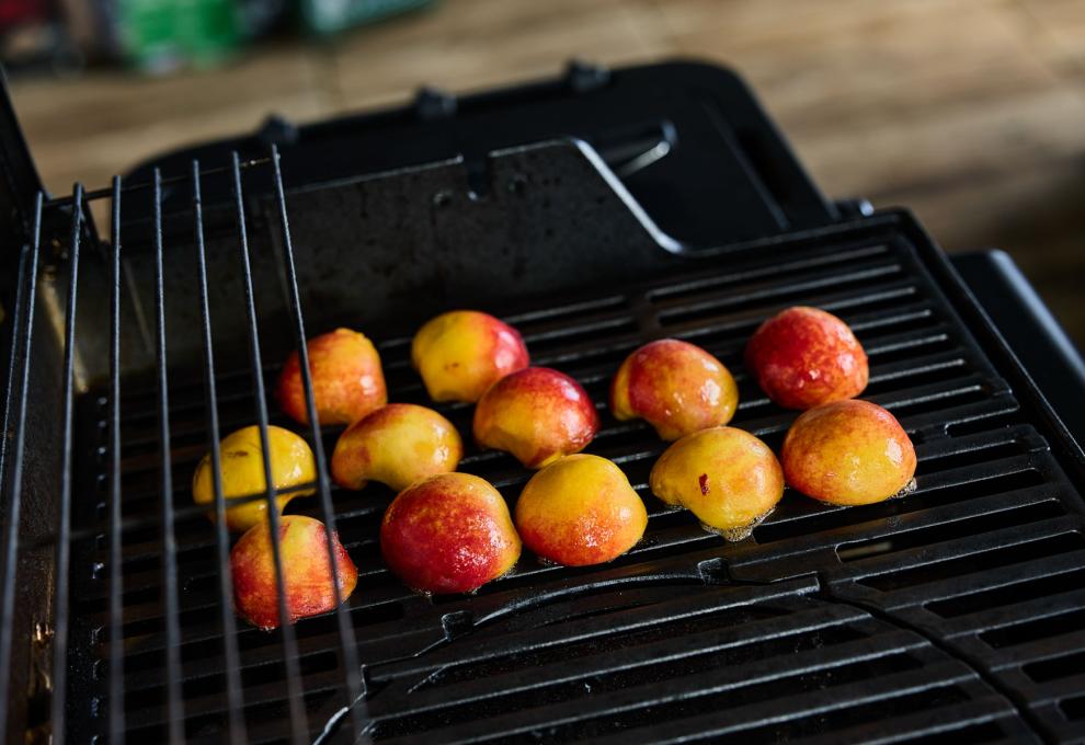Pfirsiche auf den Grill legen