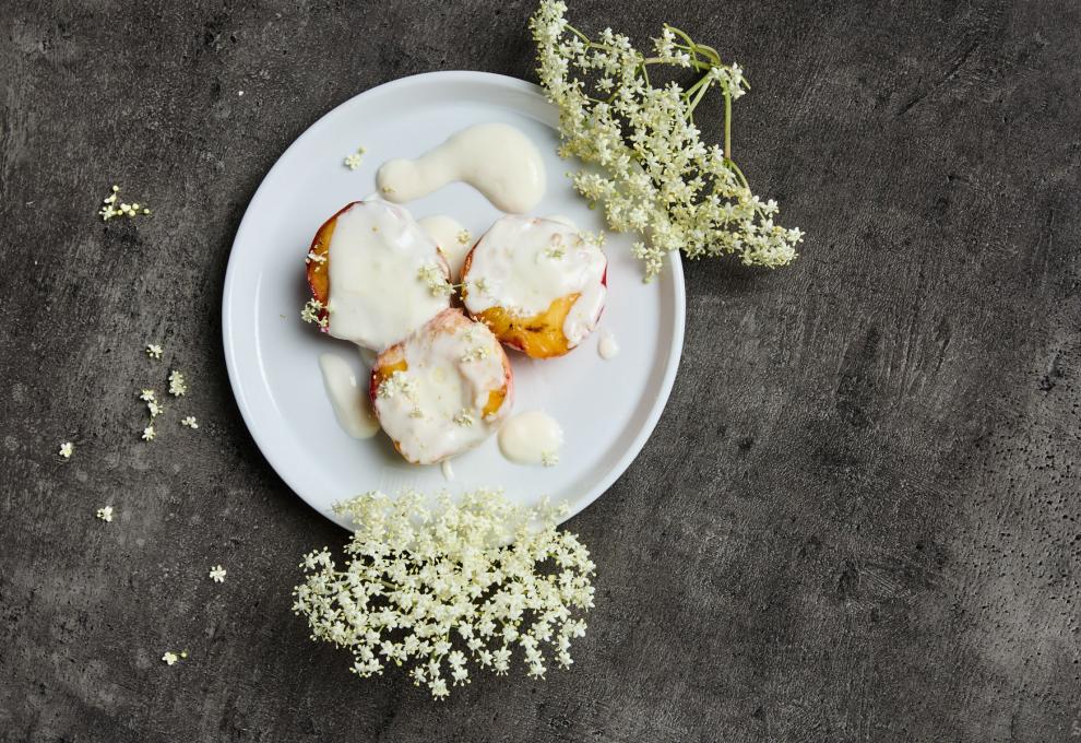 Gegrillte Pfirsiche mit Holler-Zitronen-Joghurt