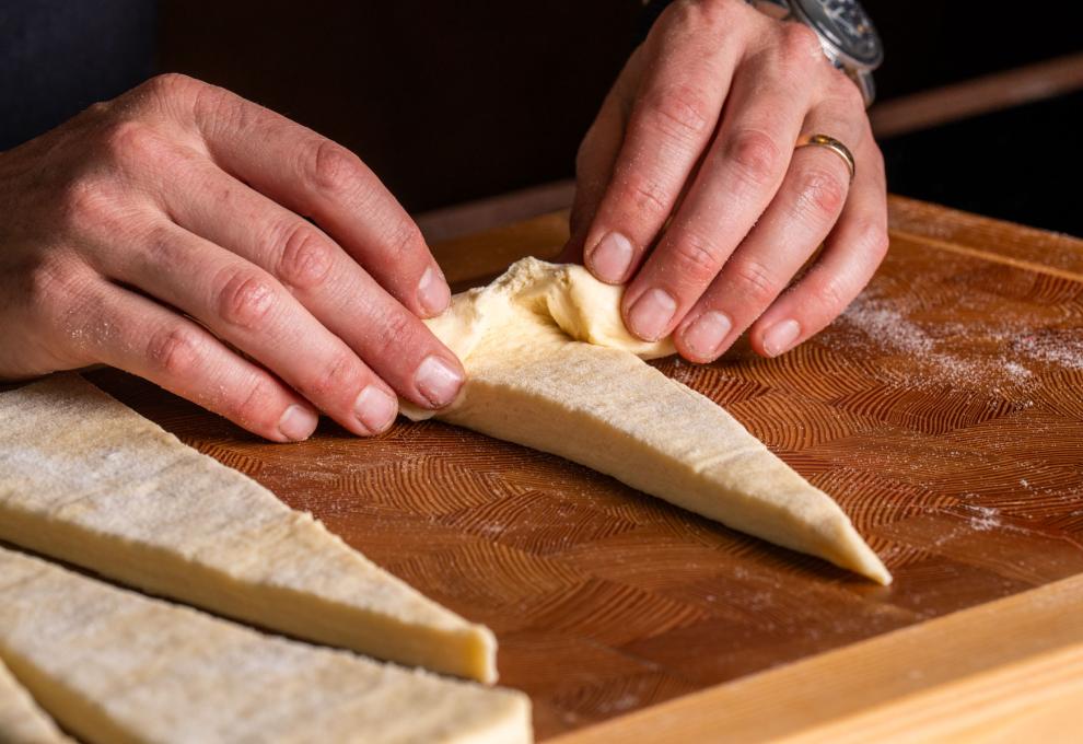 Die Dreiecke zu Croissants einrollen